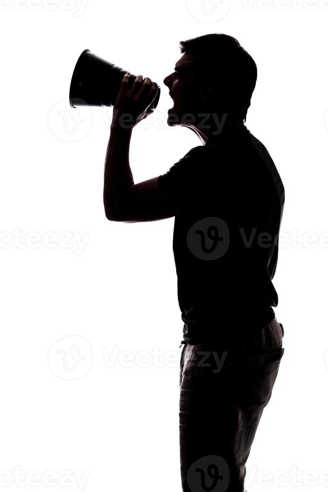 hombre gritando en un megáfono foto