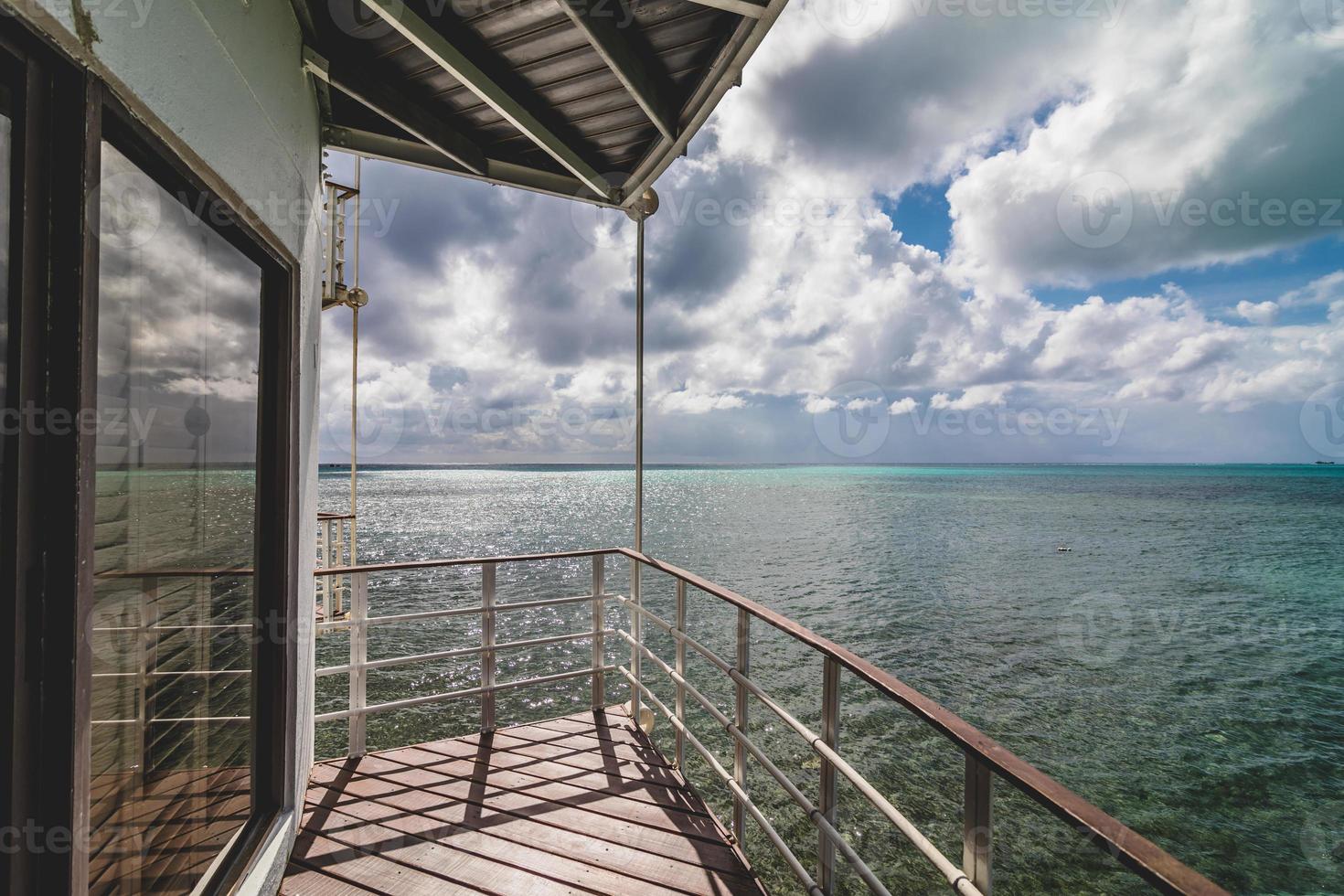 paisaje oceánico desde un balcón en el caribe foto