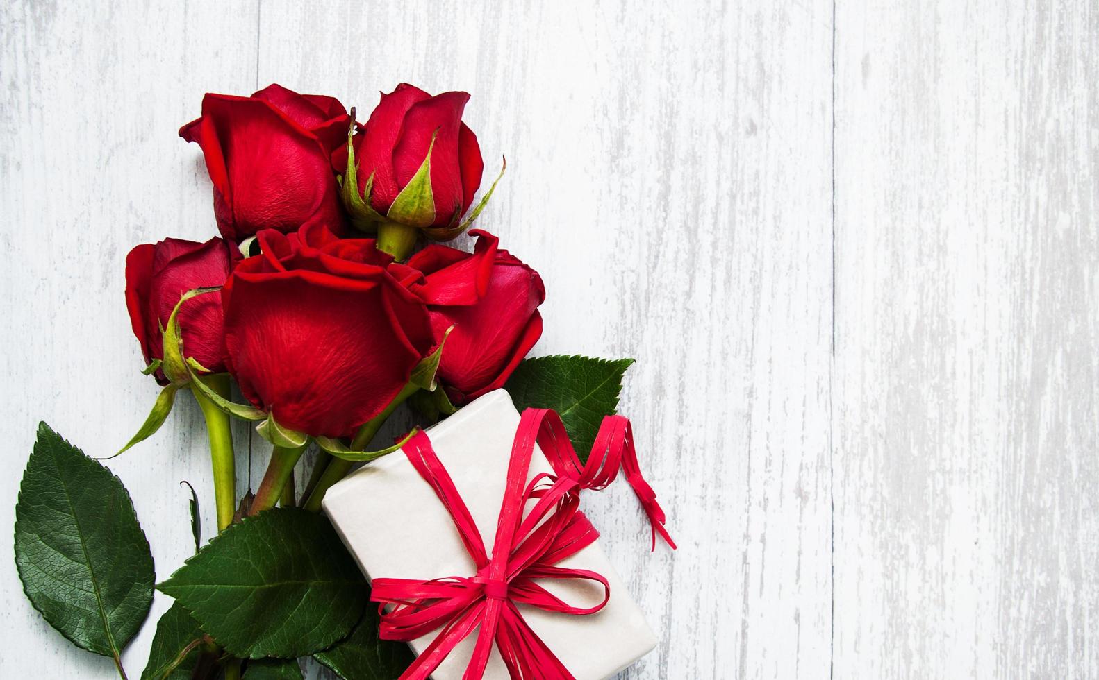 Red roses and gift box photo