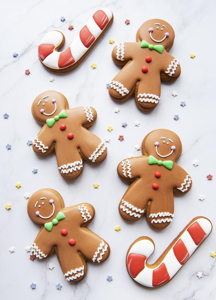 Galletas de jengibre de Navidad sobre fondo de mármol blanco foto