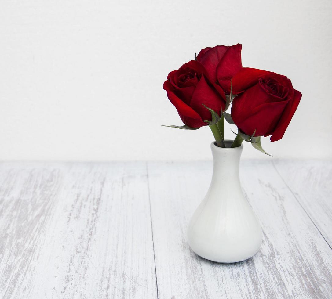 florero con rosas rojas foto