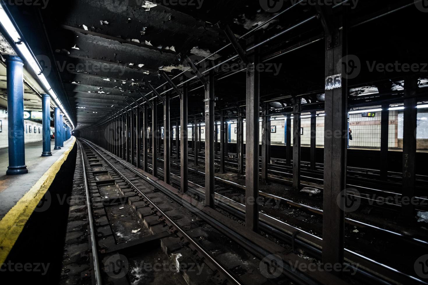 Muelle de la estación de metro vacía subterránea en la ciudad de Nueva York en el árbol de la línea. foto