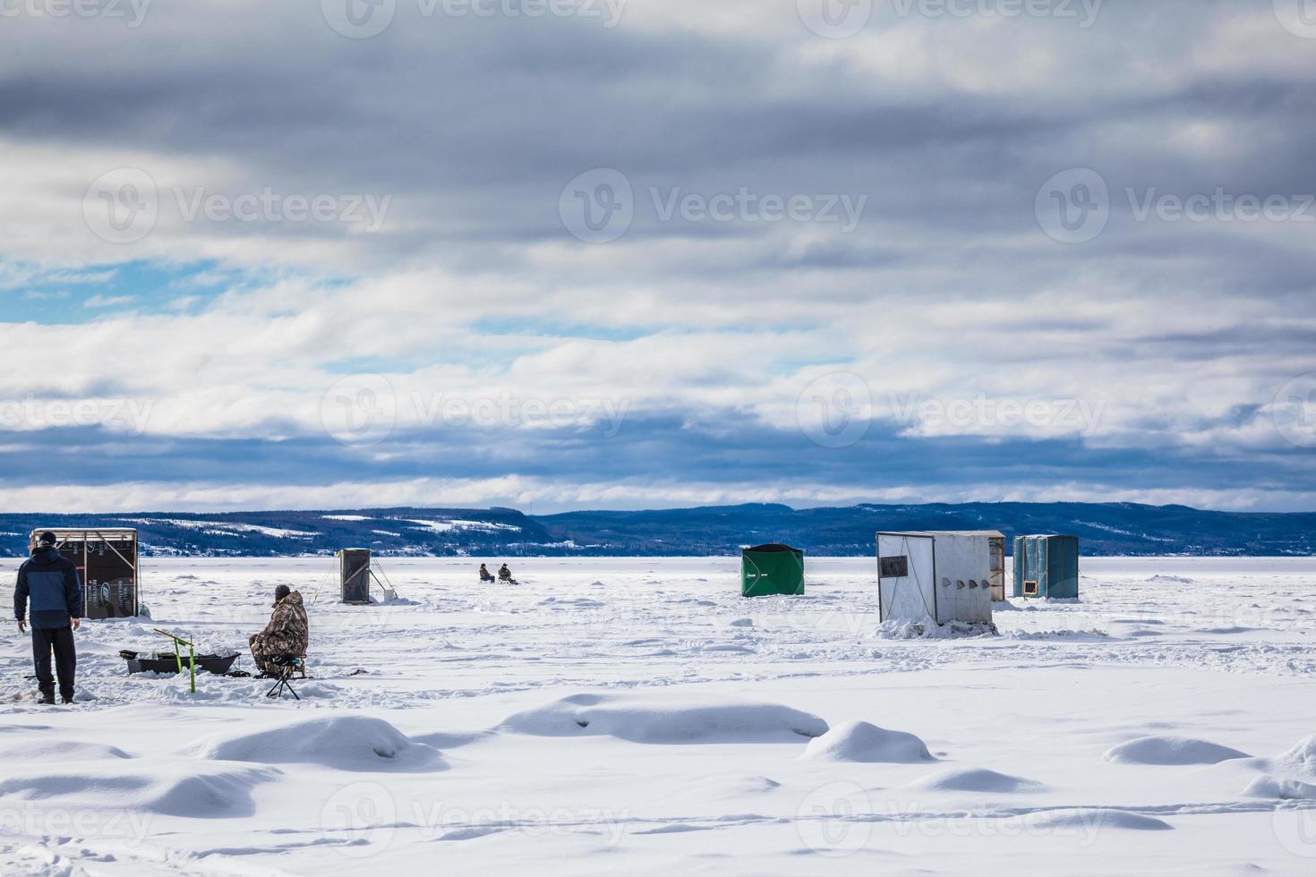 Choza de pesca con olor a hielo durante un frío pero soleado día de invierno en Quebec foto