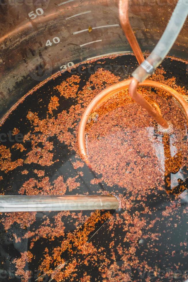 Enfriar una cerveza negra de cacao en una tetera de elaboración casera foto