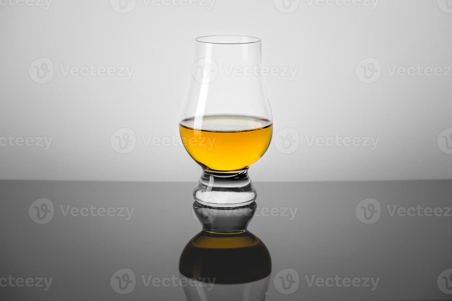 vaso de cata con una copita de whisky escocés foto