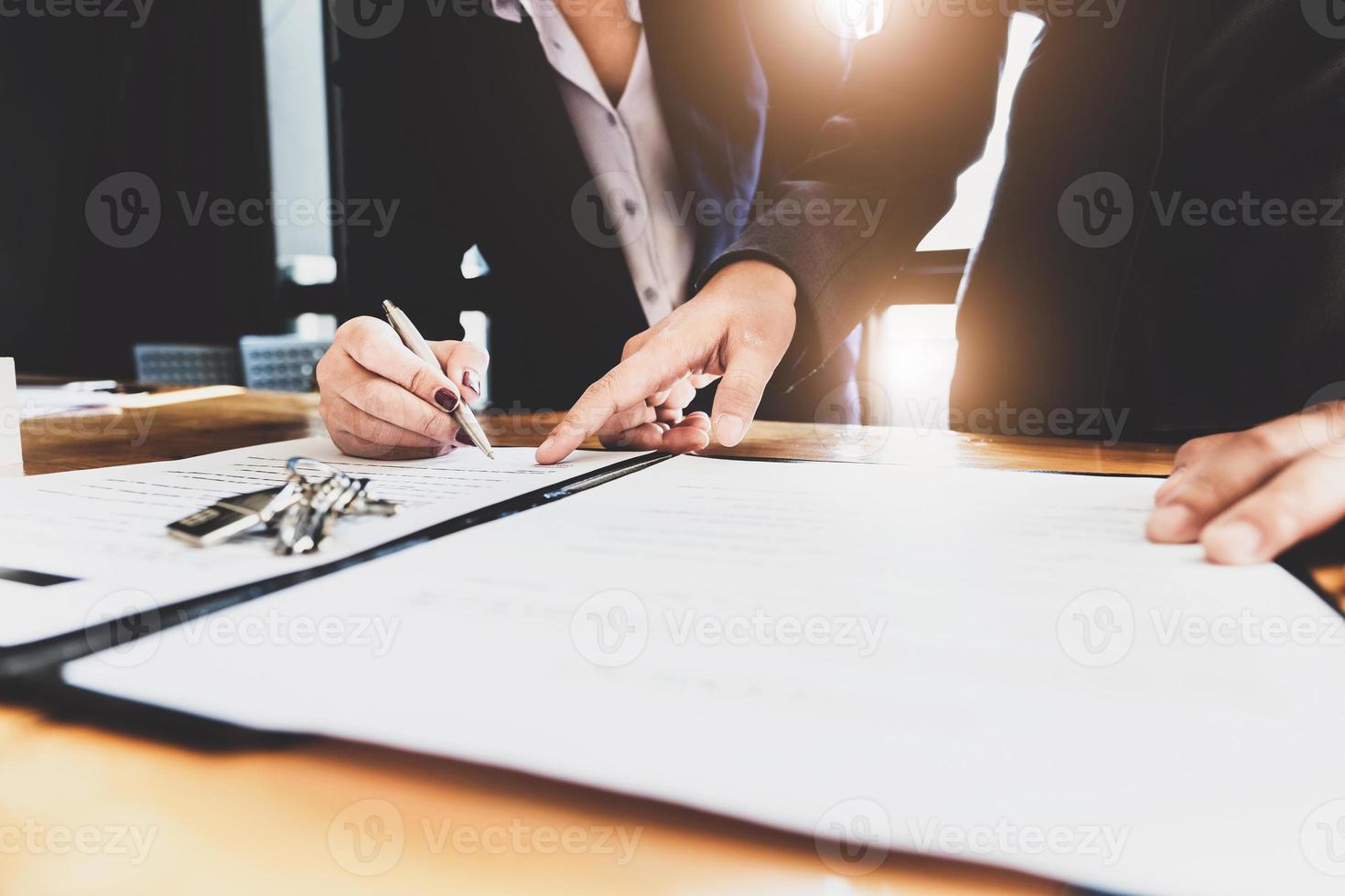 El agente inmobiliario da un acuerdo de pluma y documentos con el cliente para firmar el contrato. acuerdo de concepto. foto