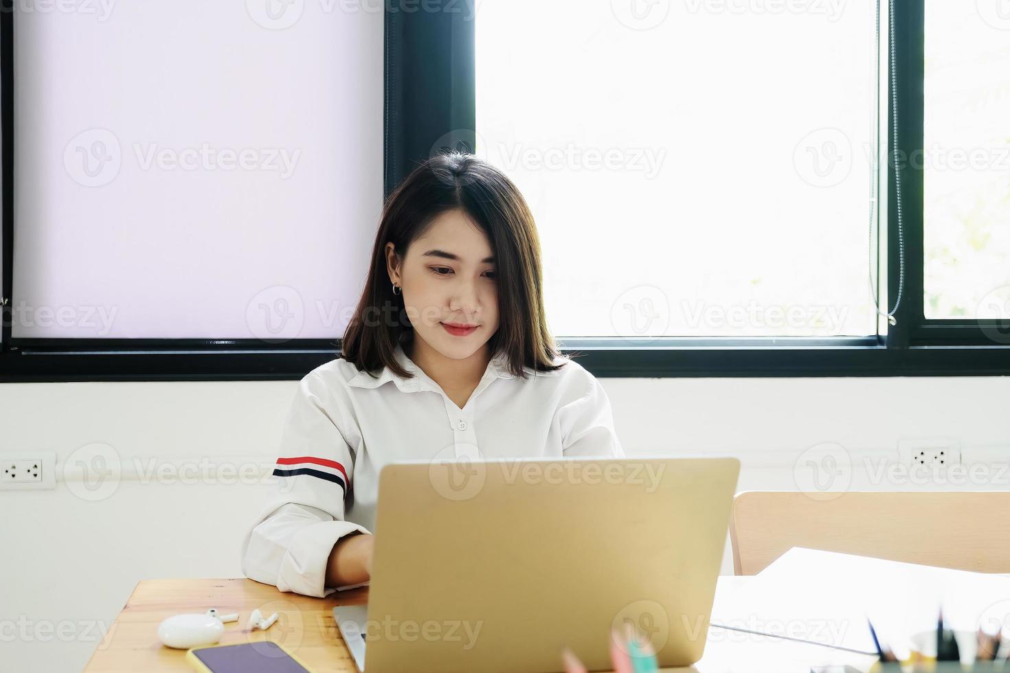 concepto independiente, mujer que usa computadoras para diseñar el trabajo según lo ordenado por los clientes. foto