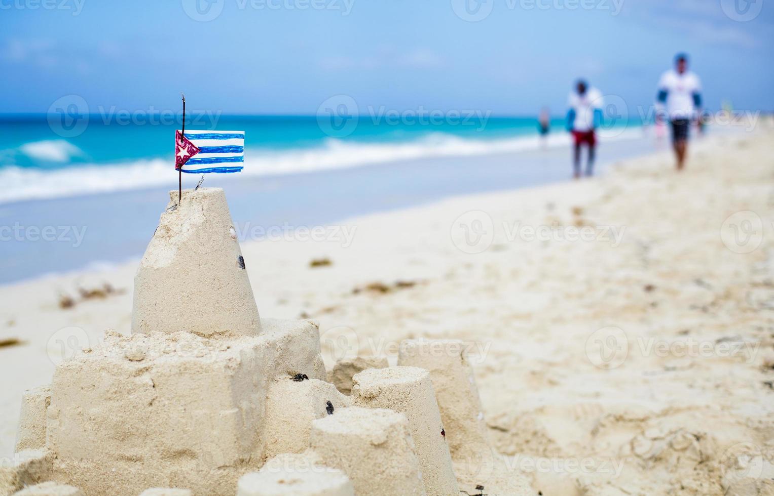 Castillo de arena cubano con la bandera del país en Cuba. foto