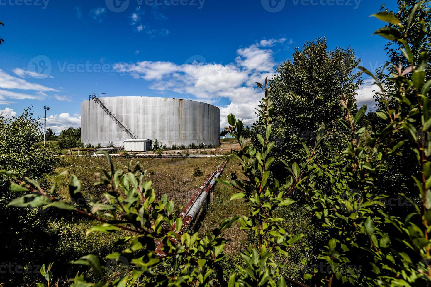 Depósito de gas de refinería de petróleo abandonado y oleoducto oxidado foto