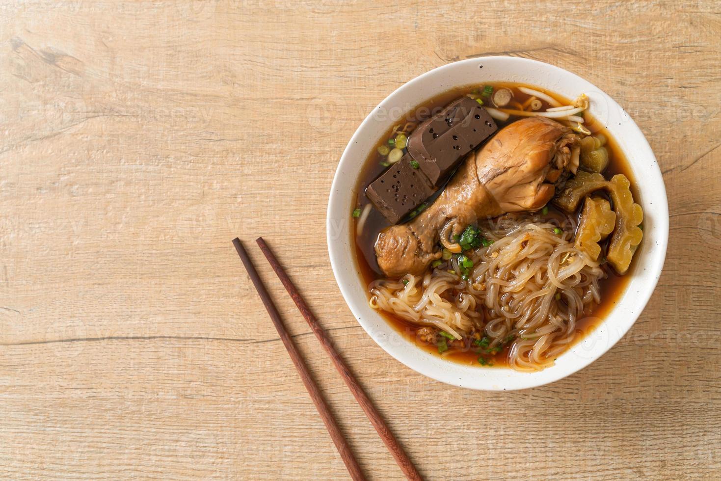 tazón de sopa de pollo con fideos guisados foto