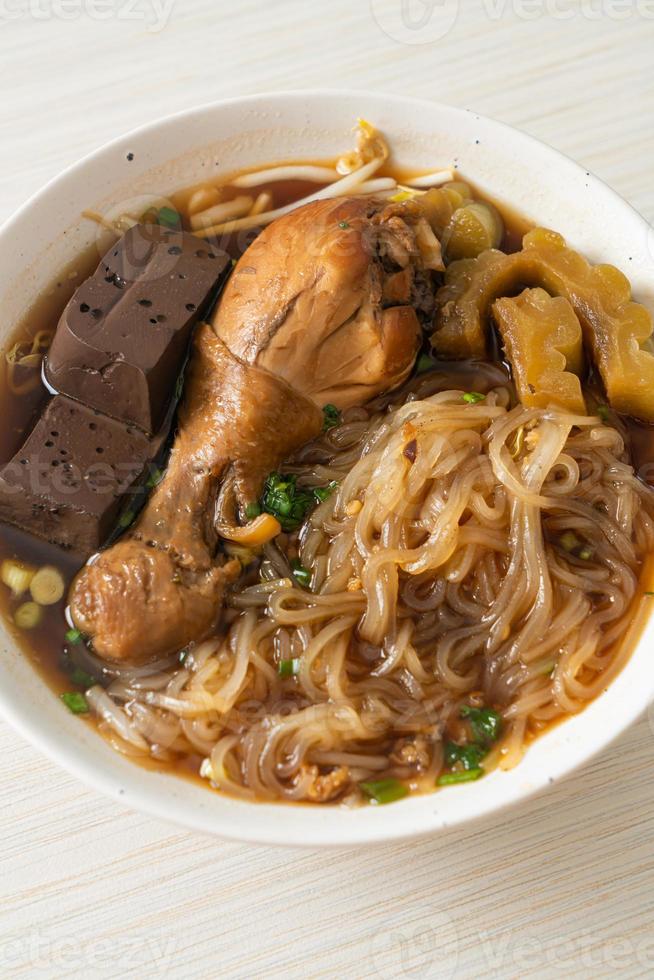 tazón de sopa de pollo con fideos guisados foto