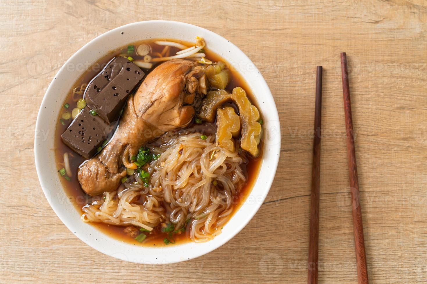 tazón de sopa de pollo con fideos guisados foto