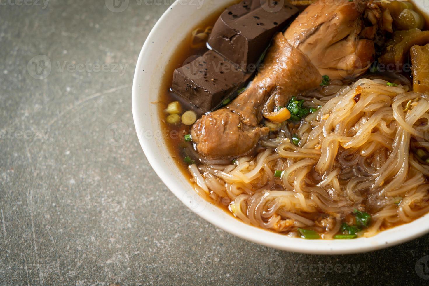 tazón de sopa de pollo con fideos guisados foto