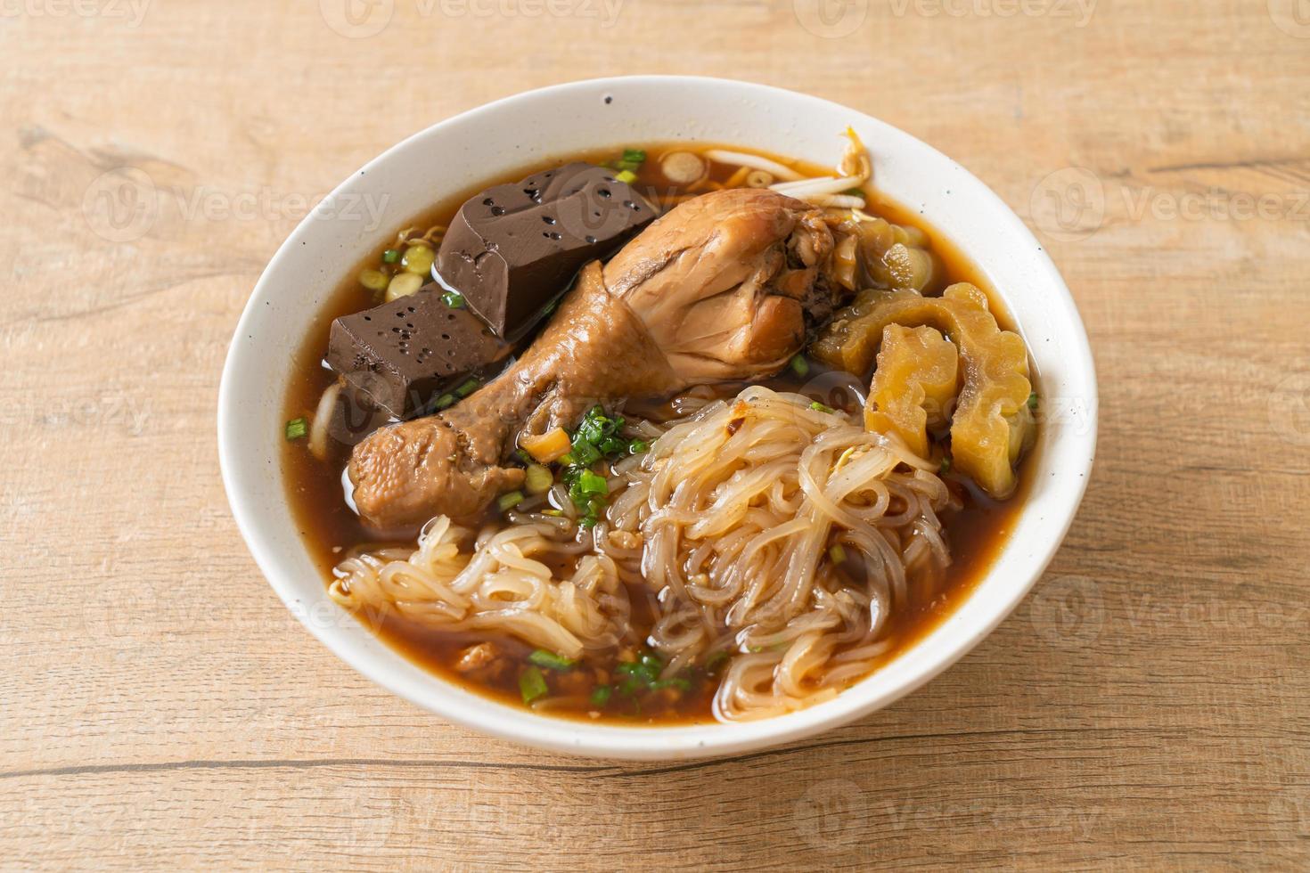 tazón de sopa de pollo con fideos guisados foto