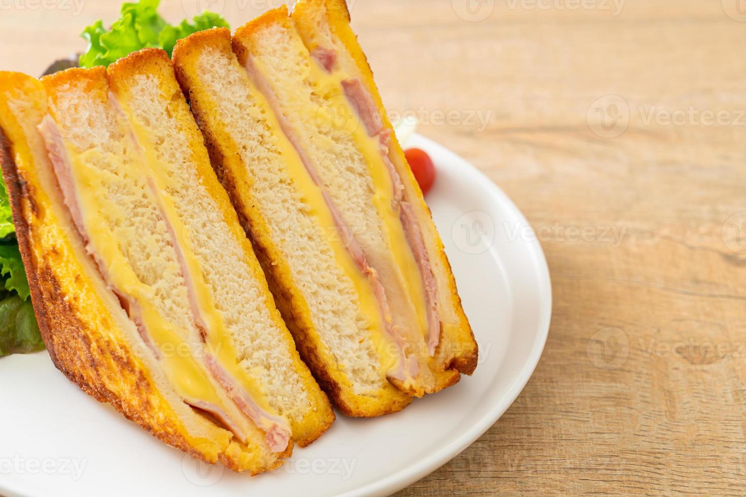 sándwich casero de jamón y queso con ensalada foto