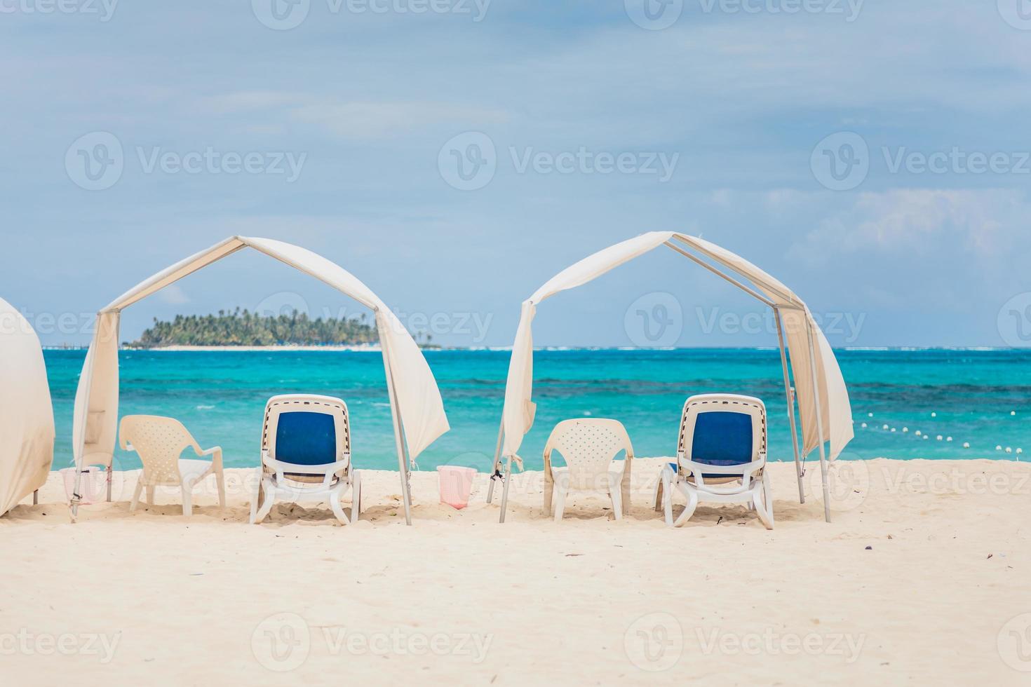 sombrillas vacías en la playa foto