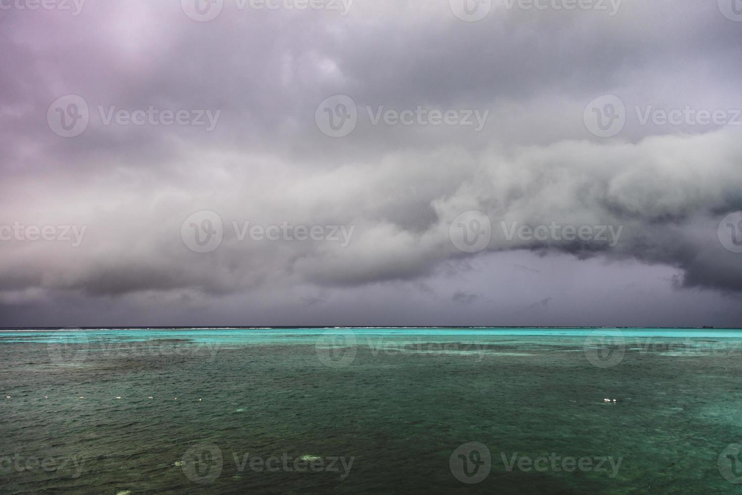 Nublado cielo caribeño y corales desde vista elevada foto