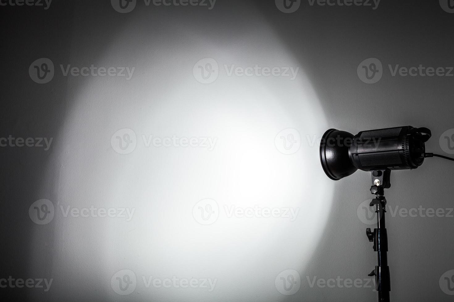 forma blanca y brillante creada con destellos de luz de estudio foto