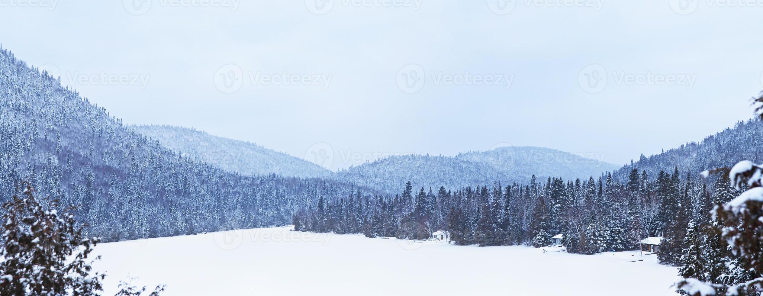 lago congelado durante el invierno foto