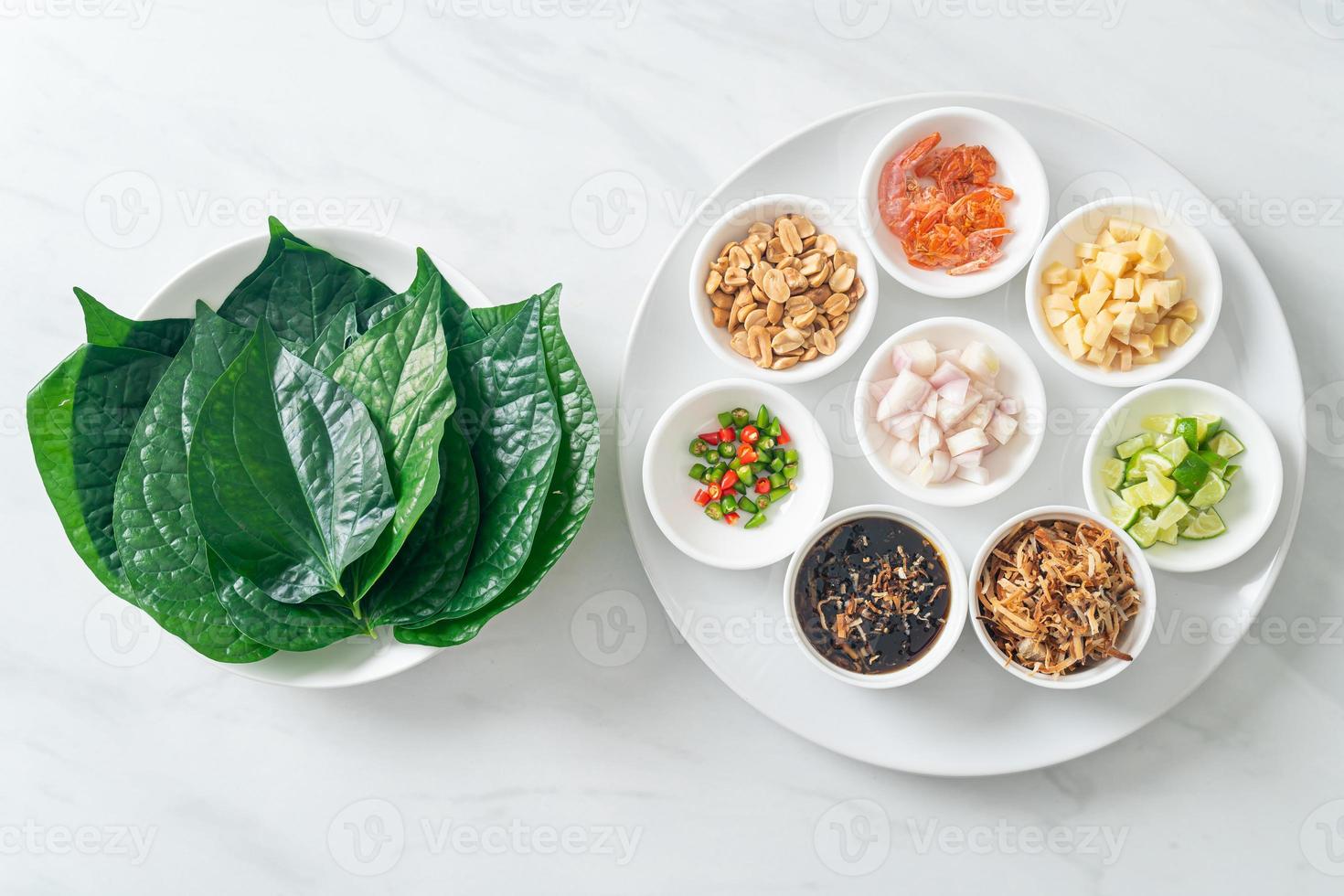 miang kham - un aperitivo de envoltura de hojas reales foto