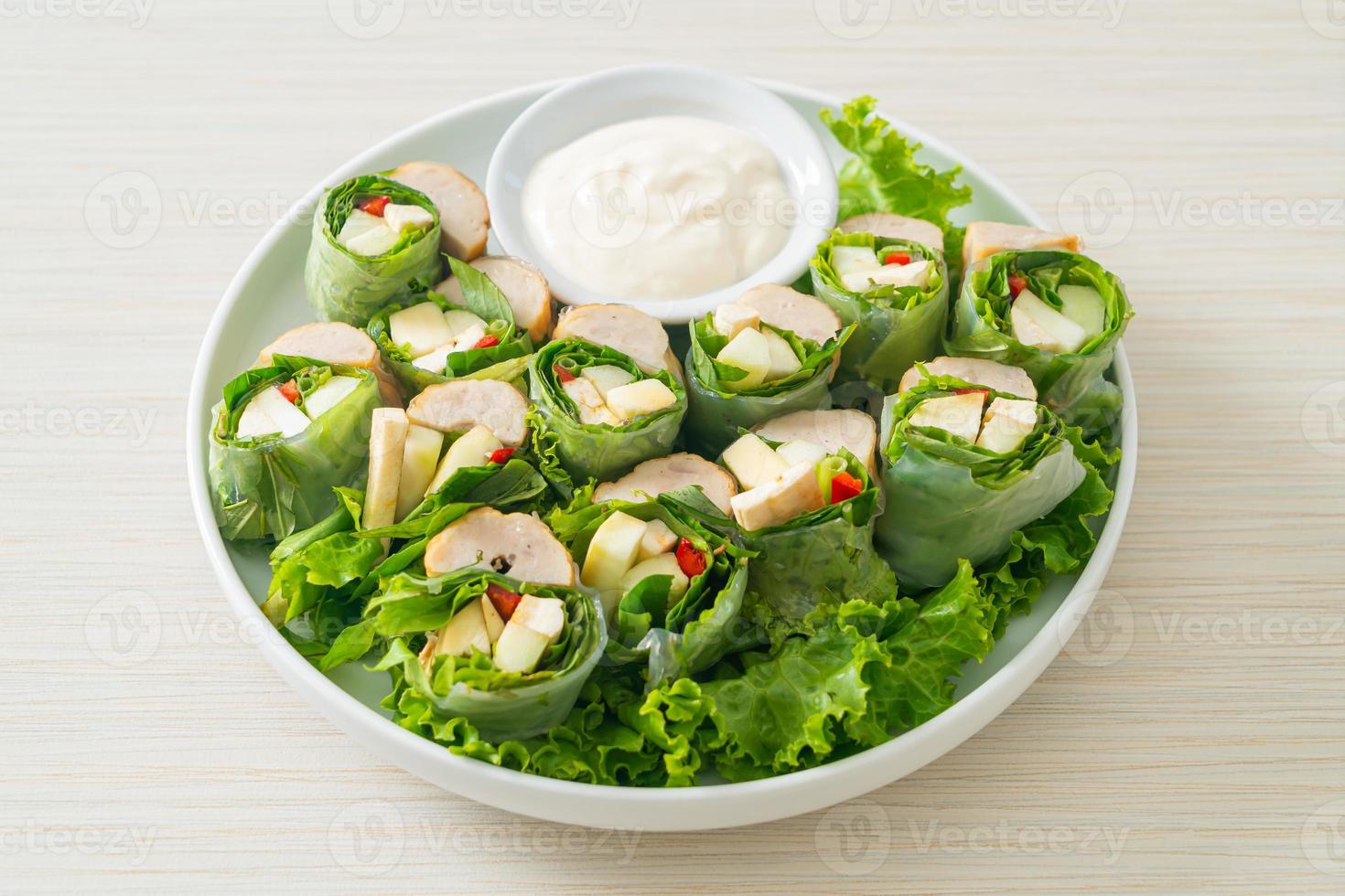 envoltura de verduras o rollos de ensalada con salsa cremosa para ensalada foto