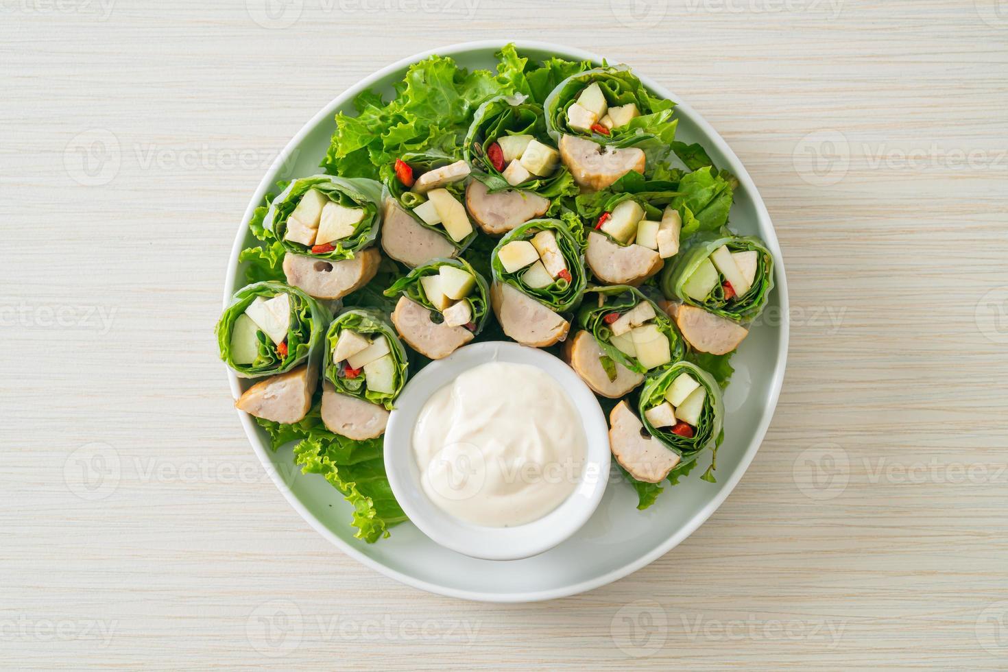 envoltura de verduras o rollos de ensalada con salsa cremosa para ensalada foto