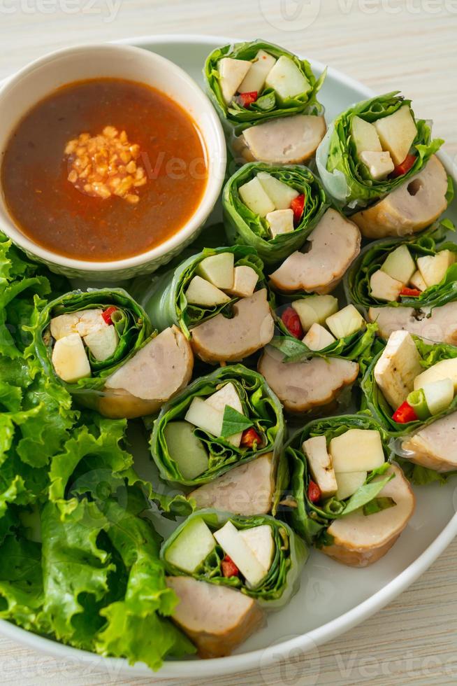 envoltura de albóndigas vietnamita o rollo de ensalada vietnamita o namnueng o nem nuong foto