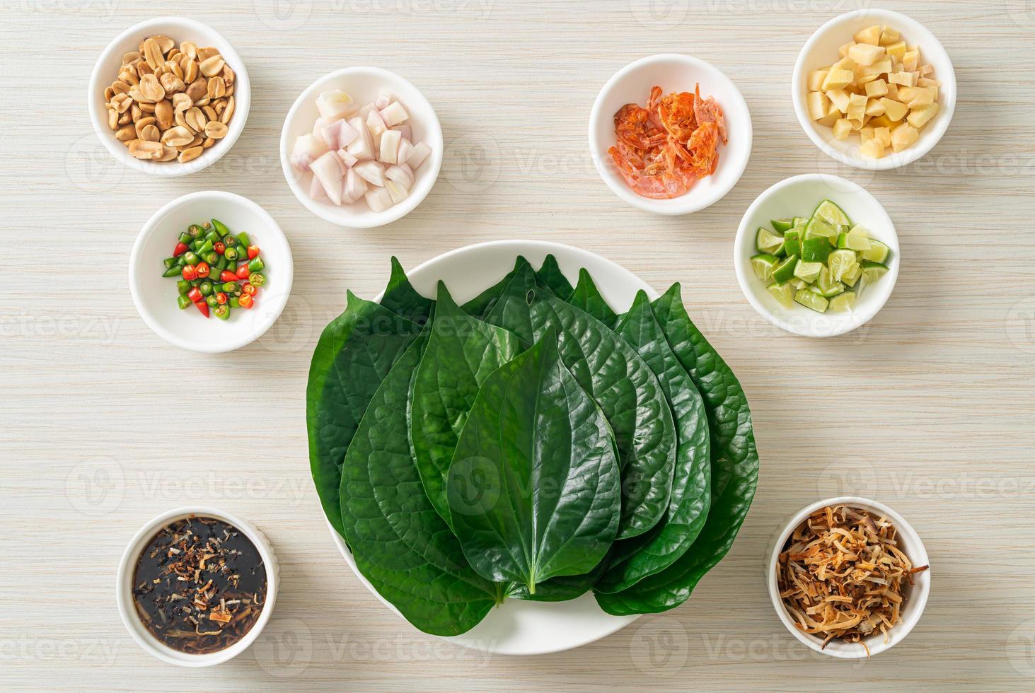 miang kham - un aperitivo de envoltura de hojas reales foto