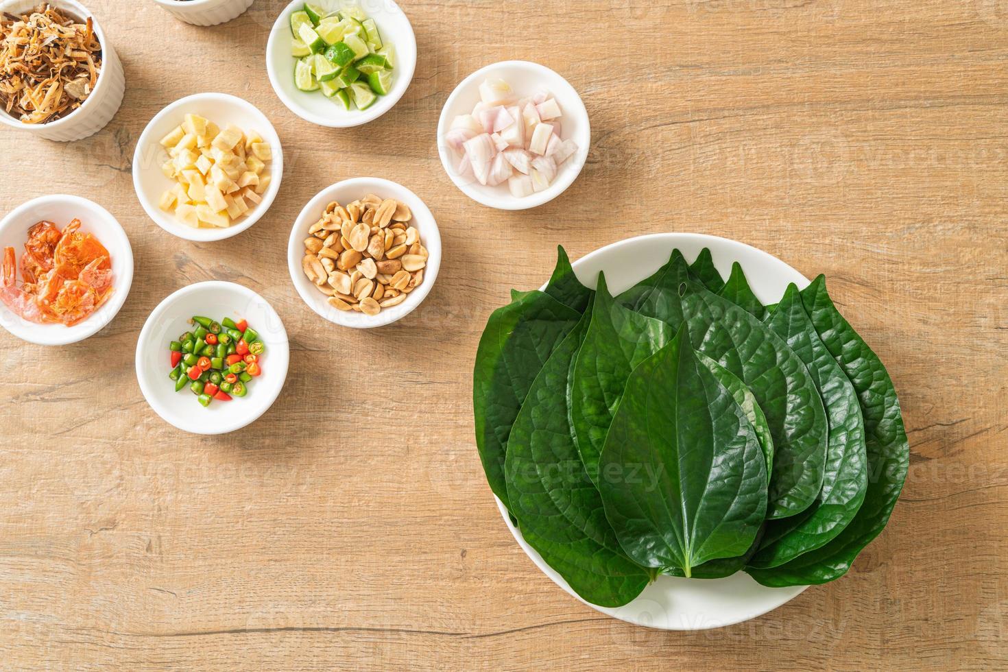 miang kham - un aperitivo de envoltura de hojas reales foto