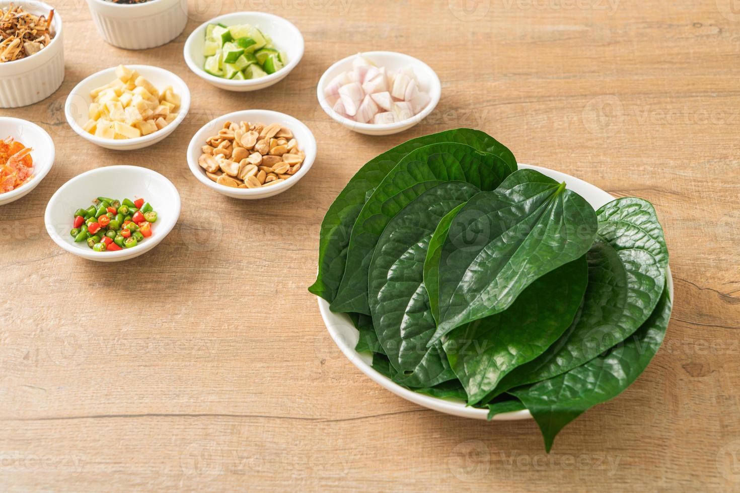 miang kham - un aperitivo de envoltura de hojas reales foto