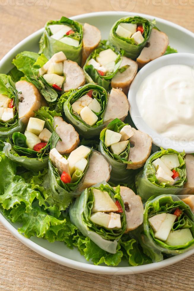 envoltura de verduras o rollos de ensalada con salsa cremosa para ensalada foto