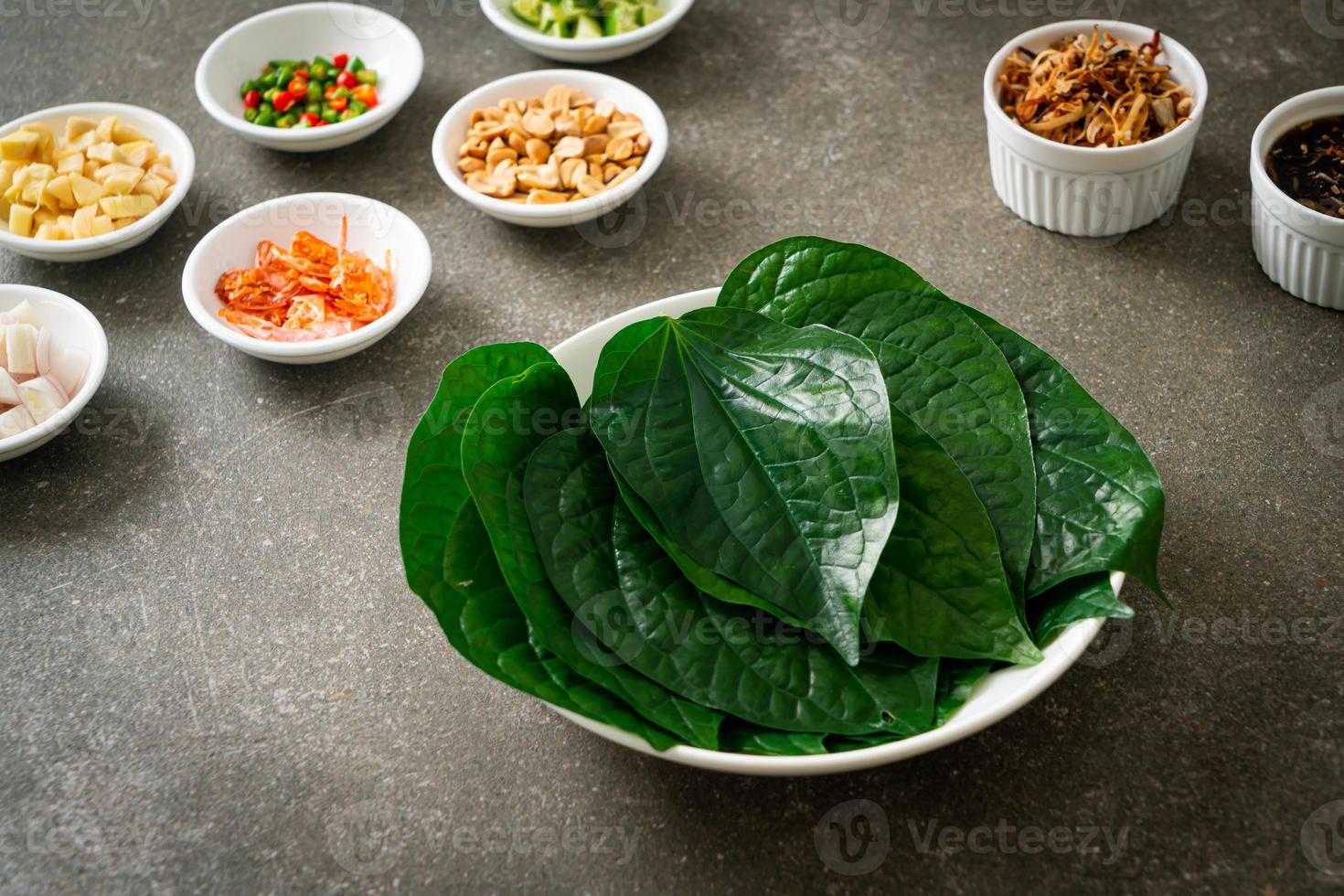 miang kham - un aperitivo de envoltura de hojas reales foto