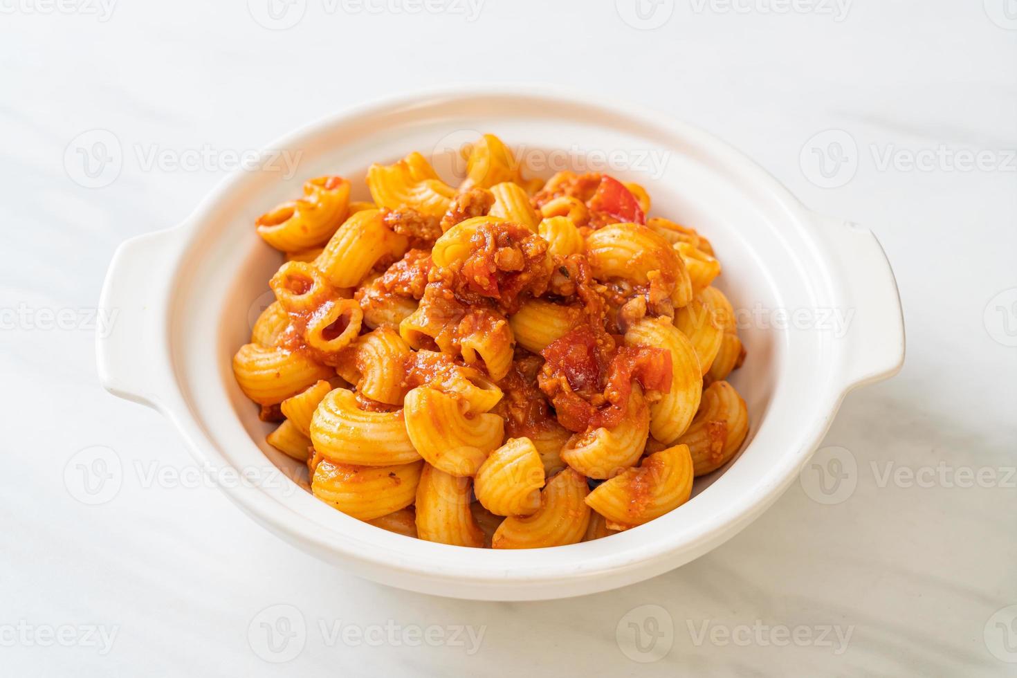 macarrones con salsa de tomate y carne de cerdo picada foto