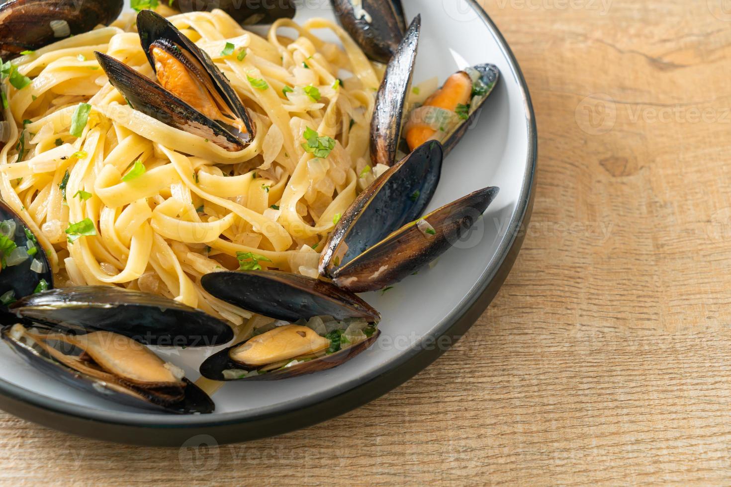 linguini espaguetis pasta vongole salsa de vino blanco foto