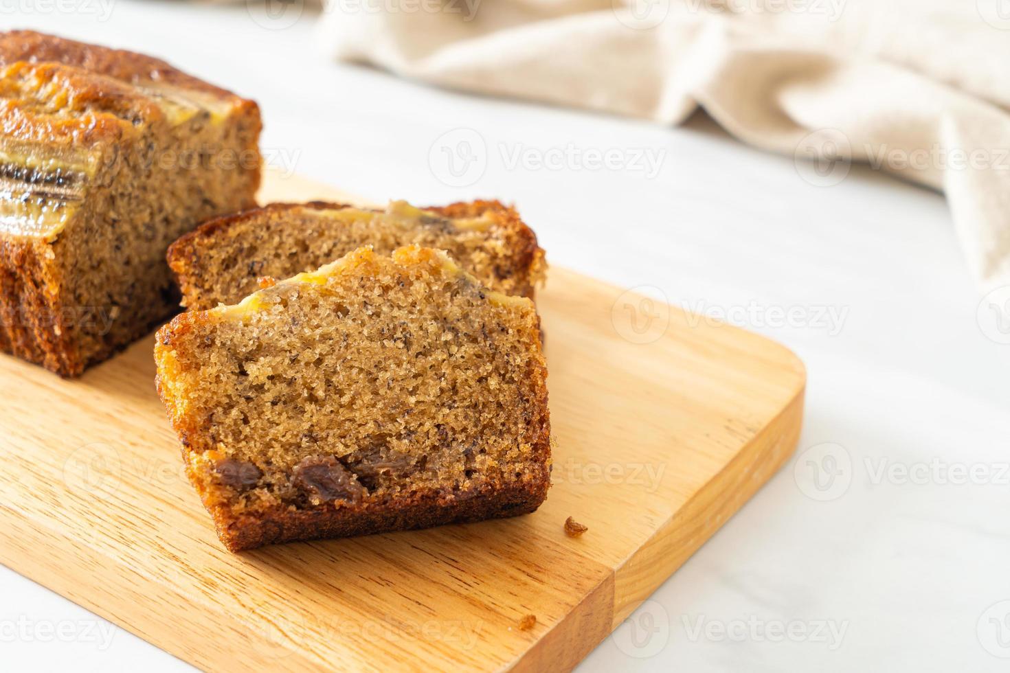 pastel de plátano en tablero de madera foto