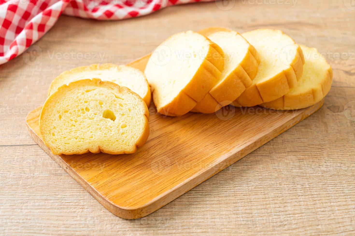 Pan de patatas en rodajas sobre tablero de madera foto