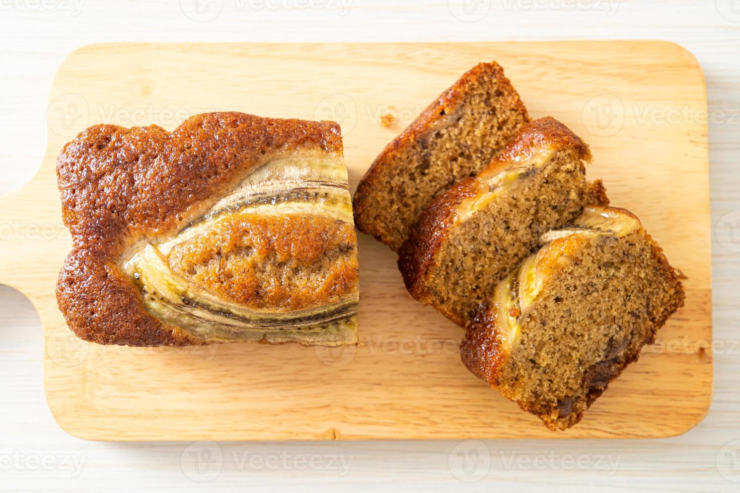 pastel de plátano en tablero de madera foto