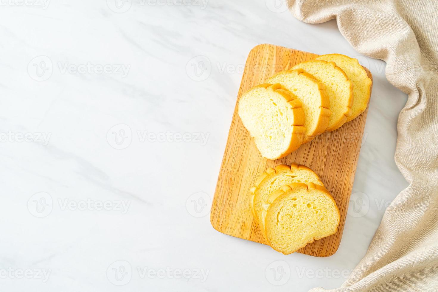 Pan de patatas en rodajas sobre tablero de madera foto