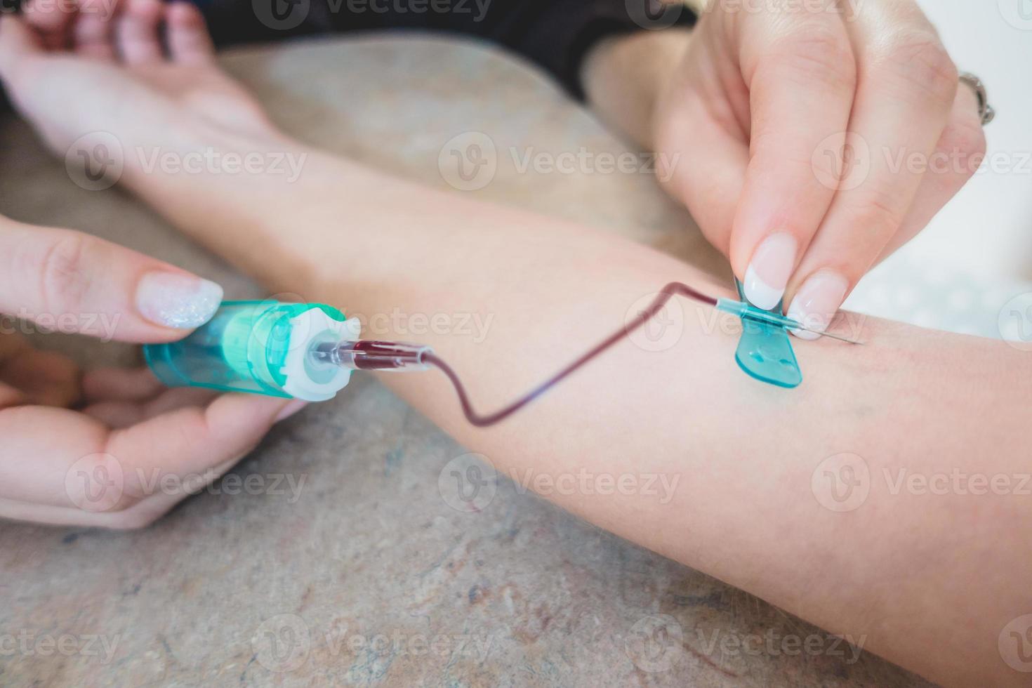 tecnólogo médico que realiza servicios de extracción de sangre para el paciente. foto