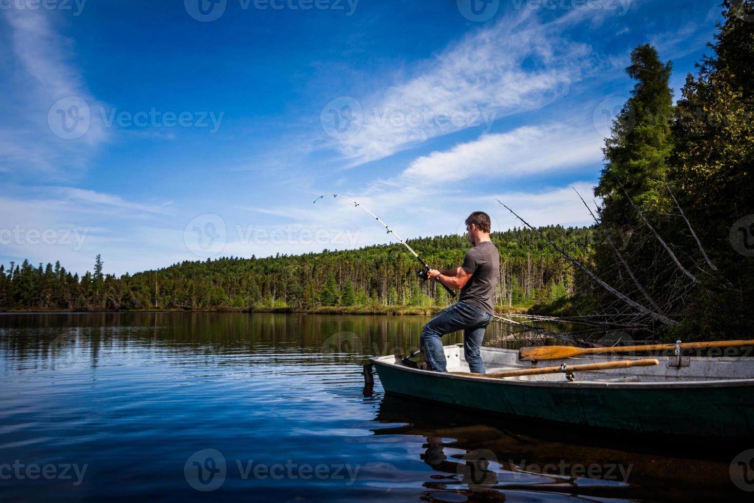 Adultos jóvenes pescando truchas en un lago tranquilo foto