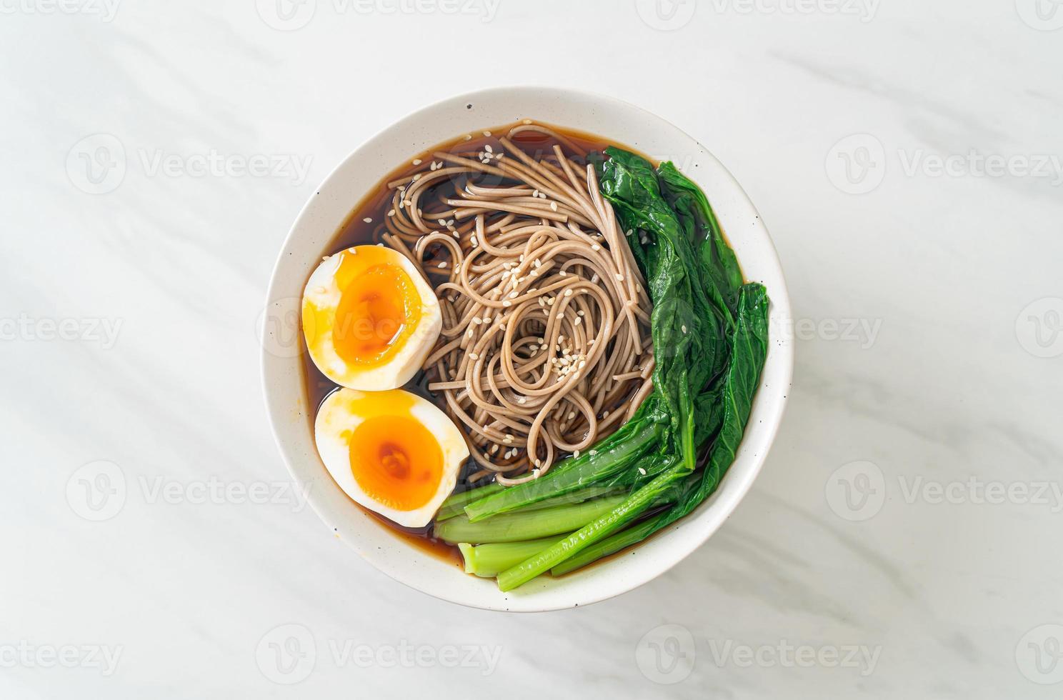 fideos ramen con huevo - estilo de comida vegana o vegetariana foto