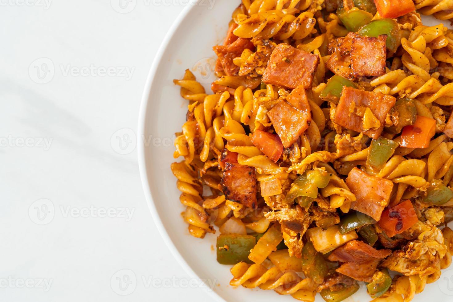 pasta fusilli con salsa de jamón y tomate foto