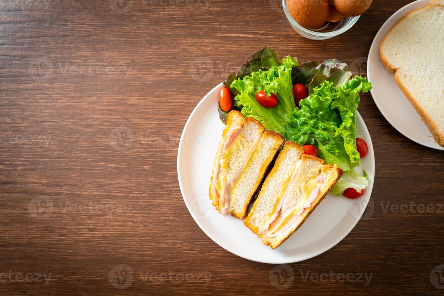 sándwich casero de jamón y queso con ensalada foto