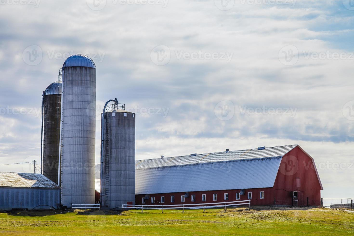 granja roja tradicional y silos. foto