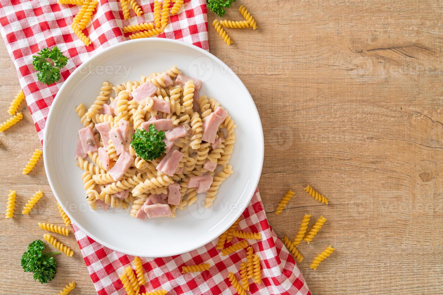 pasta en espiral salsa de crema de champiñones con jamón foto