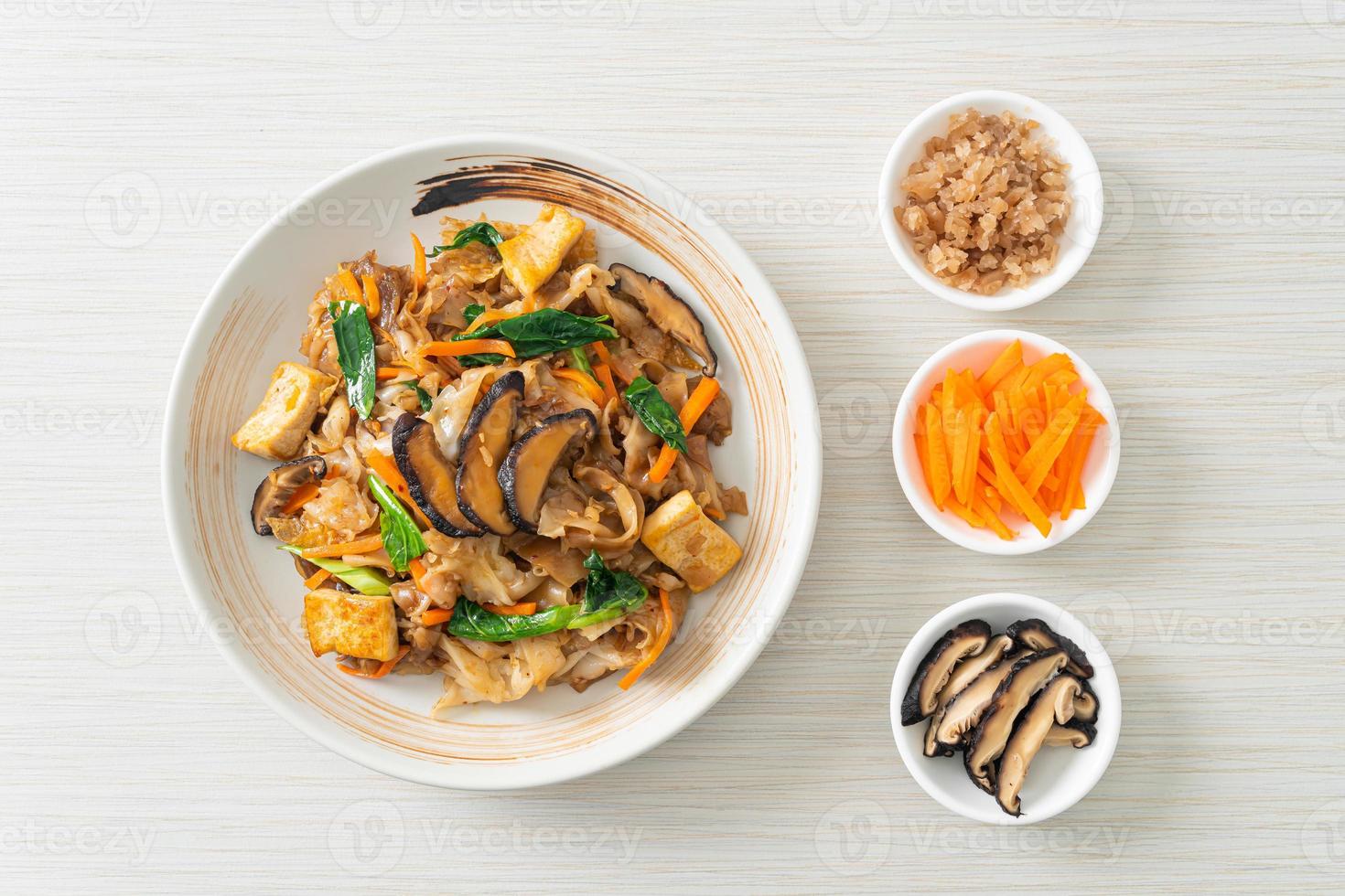 fideos salteados con tofu y verduras foto