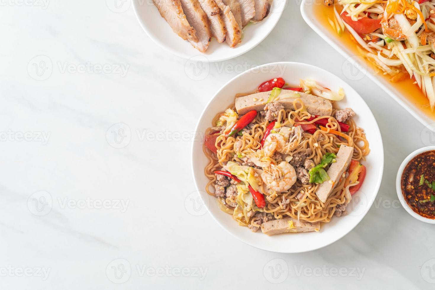 Ensalada picante de fideos instantáneos en un plato foto