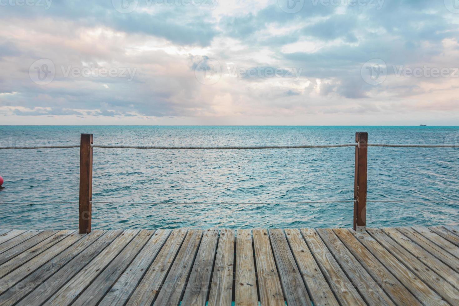 Muelle de madera y mar caribe turquesa foto