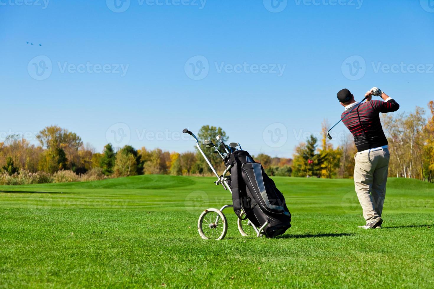 hombre jugando al golf foto