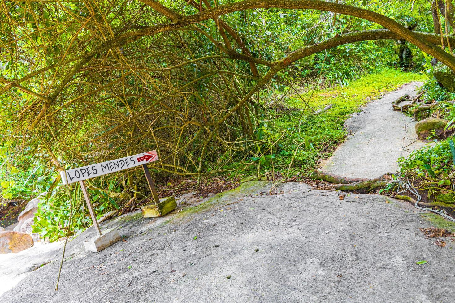 Señal de dirección de ruta de senderismo a lopes mendes en ilha grande. foto